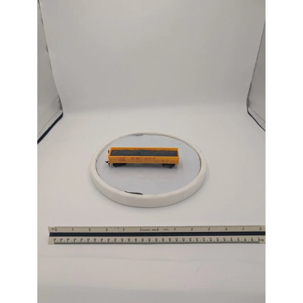 Union‎ Pacific HO Scale Gondola Car Yellow UP 29500 with Coal Load